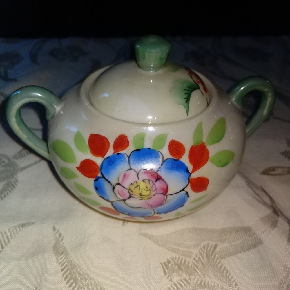 Beautiful Japanese Bowl w/ lid